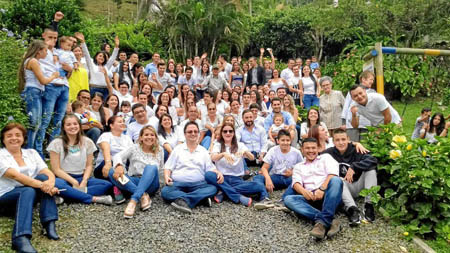 A la fiesta asistieron empleados, médicos y sus familias.