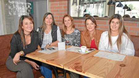 Lina Gómez, Jimena López López, Lorena Estrada, Margarita Arango y Ximena Ángel Quintero se reunieron en el restaurante Artesá.