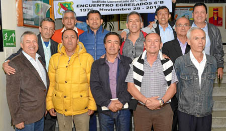 Los exalumnos donaron al colegio, como muestra de gratitud, una placa con los nombre de la promoción de 1976. aparecen: Jorge He