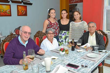 Lina Villegas Franco, Natalia Villegas Franco, Adela María Franco Jaramillo, Gale Gibson, Eloína Chica de Gibson y Gustavo Ville