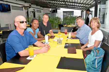 Brandon Rhodes, Nallyre Mima, Kevin Rhodes, Jeff Rhodes y Jane Rhodes.