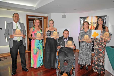 Fueron exaltados en la Noche de Alas: Hernando Giraldo, por su Compromiso; Carolina Buitrago Valencia, por su Iniciativa; Adrian