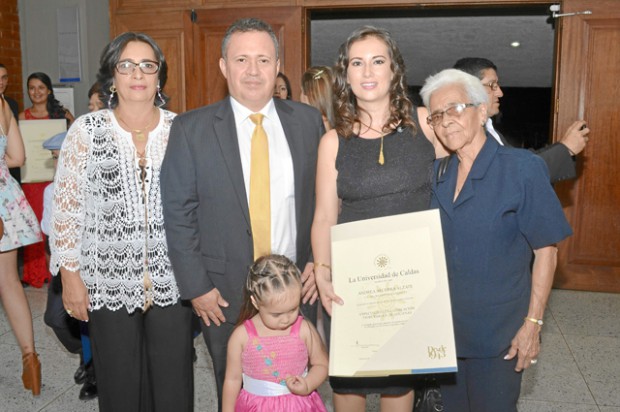 Lucelly Alzate, Hugo Tabares, Andrea Becerra Alzate, recibió el título de Especialista en Legislación Tributaria y de Aduanas; E