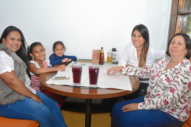 Kelly Ospina, Salomé García Ospina, Sara Quintero Ríos, Daniela Ospina y Olga Loaiza, en el restaurante Wingz.