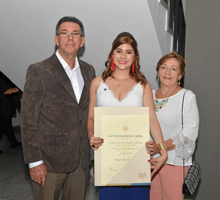 Hernán Baena Gómez; Isabel Cristina Baena Sánchez, quien recibió el título de Enfermera, y Amparo Álvarez Valencia.