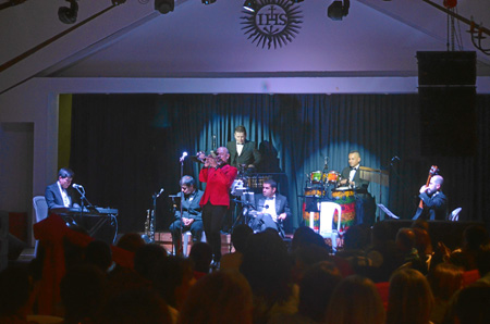 Carlos Arturo, el Señor del Bolero, acompañado de la orquesta Son Bolero del maestro Huberney Cristancho.