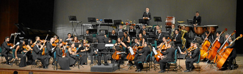 La Orquesta Sinfónica de Caldas bajo la batuta de Cecilia Espinosa.