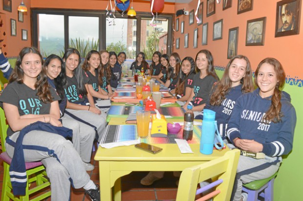 Foto | José Fernando Tangarife | LA PATRIA Asistentes a la despedida del colegio.