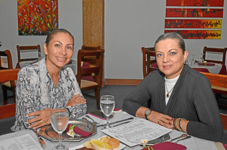 María Zulay Hernández y María Cristina Meza se reunieron en un almuerzo de trabajo en el Club Manizales.