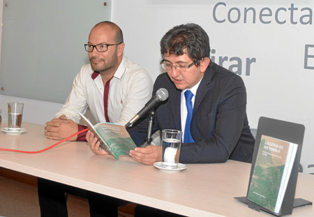 Juan Carlos Acevedo Ramos y Carlos Augusto Jaramillo, durante la conversación sobre el libro.