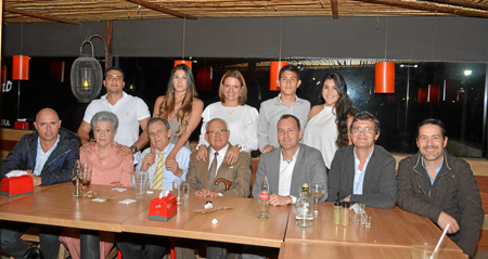Juan Pablo Jiménez, Bertha Gutiérrez, Roberto Serna, Bonel Gómez, Rodrigo Serna, Édgar Serna y Henry Serna. De pie: Juan Martín 