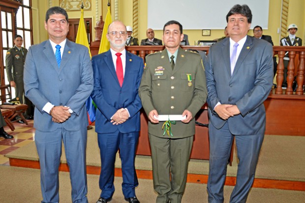 Félix Alejandro Chica Correa, Henry Gutiérrez Ángel, brigadier general Juan Alberto Libreros Morales, comandante de la Policía d