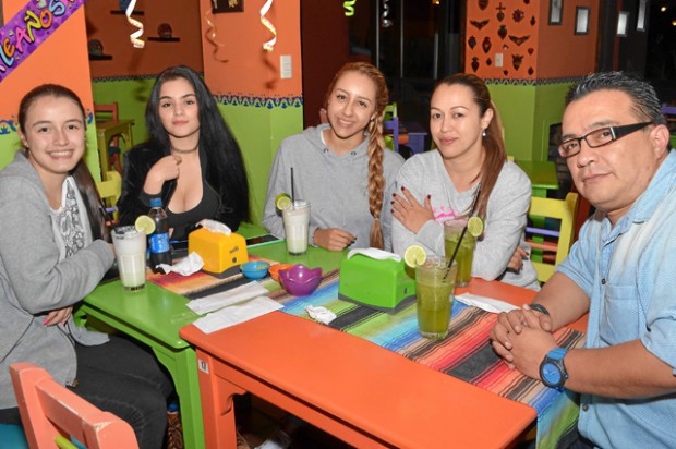 Sofía Villada Hernández, María Fernanda Villada Arboleda, Valentina Arboleda, Ángela María Hernández y Germán Villada.