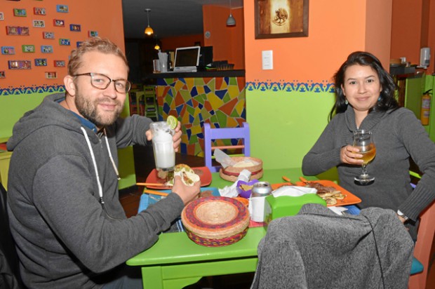 Daword Neusser y Hellen Cristancho se reunieron en una comida en el restaurante El D.F. Comida mexicana.