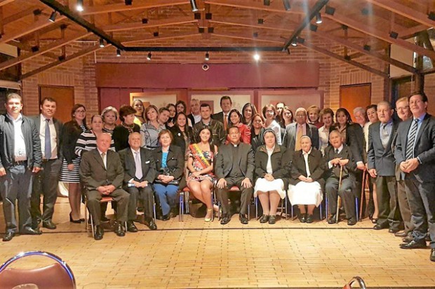 Entre los asistentes aparecen: Ramón Eduardo González, sor Cecilia Aristizábal, sor María Edilma González, coronel retirado Wils