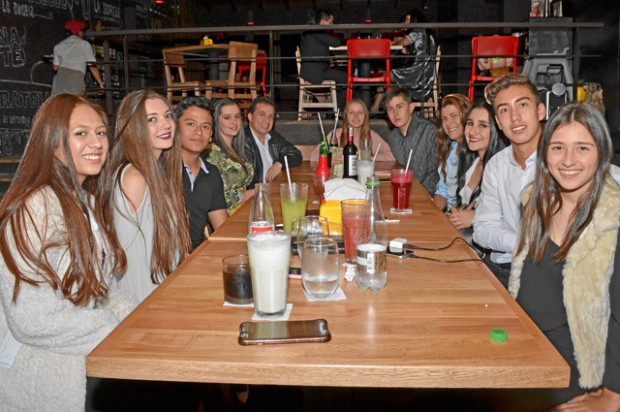 Juan José Plazas Malfatti aparece en compañía de su familia durante la celebración de su grado.