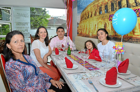 Libia García, Stella Mejía, Claudio Renato Largo, Luciana Largo y Viviana Largo.