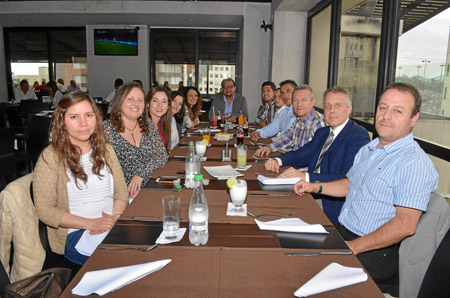 El homenajeado aparece en compañía de sus compañeros de trabajo.