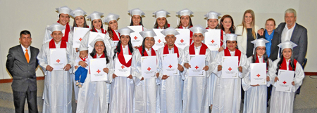 Jóvenes que recibieron el título de Técnicos en Auxiliar de Enfermería.