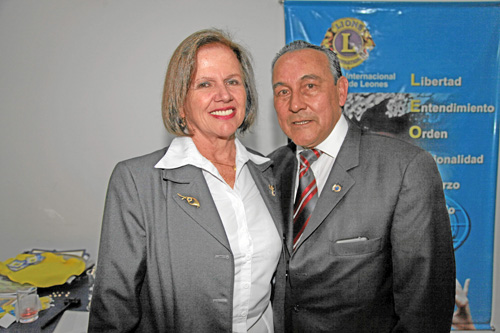 Adela Arango de Giraldo recibió la presidencia de la Junta Directiva del Club de Leones Manizales Monarca a Germán Palacio Sánch