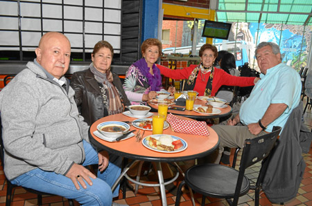 Carlos Ramírez, Norma Duque de Ramírez, Diana Duque de Ocampo, Luz Escobar de Betancourt y José María Hoyos.