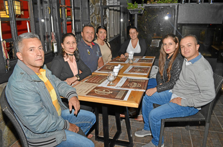 Álvaro Ledesma, Dora Lilia Bermúdez, Héctor Bermúdez, Angy Vargas, Mónica Ledesma, Jennifer Ledesma y Alejandro Acevedo.