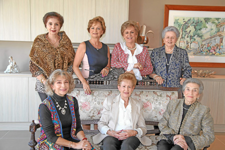 María Eugenia Giraldo Giraldo, Sonia Ochoa de Arias y Libia Giraldo de Giraldo. De pie: María Eugenia Uribe de Avendaño, Ángela 