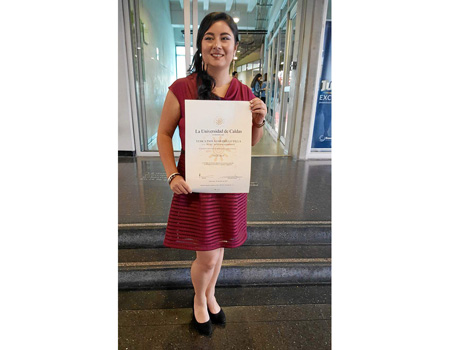 La manzanareña Yésica Paola Jaramillo Villa recibió el título de Geóloga que le otorgó la Universidad de Caldas en ceremonia que