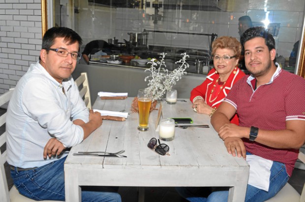 John Jairo Martínez, Celia Puerta de Martínez y Cristian Rivera Martínez.