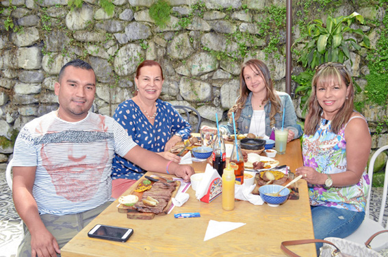 Paulo César Botero Loaiza, Mimi, Mónica Ramírez y Francia Elena Morales, se reunieron en el restaurante Asados Chavita para feli