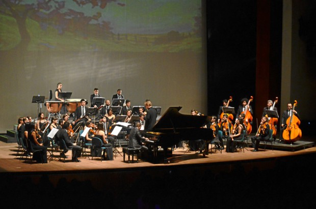 Fotos | José Fernando Tangarife | LA PATRIA El concierto estuvo dirigido por el maestro Gorka Sierra, quien aparece junto a la o