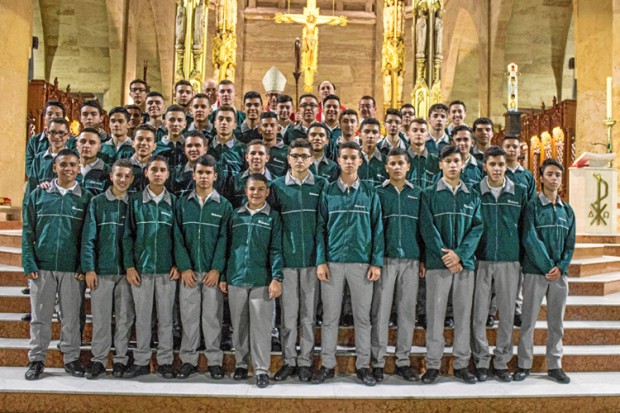 Foto | Cortesía | LA PATRIA Los jóvenes aparecen en compañía de monseñor Gonzalo Restrepo Restrepo, arzobispo de Manizales, y de