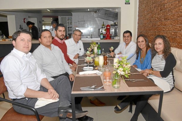 Irving Torres, Eduardo Malagón, Ángel Vilchis, Rodolfo Muller y Jonhatan Rico, visitantes de Mabe México; María Consuelo Pinedo 