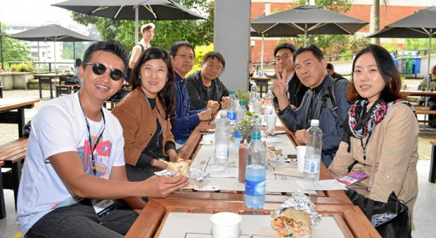 Peter Chanthanakone, Taehee Kim, Byeongwon Ha, WonKon Yi, You Jong Lee, Jae Won Han y Ae Seon Lee.