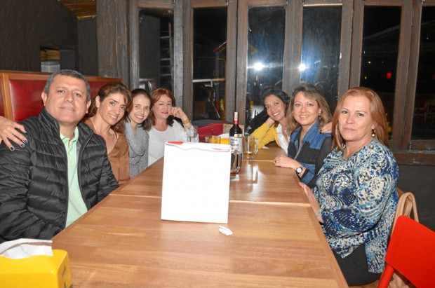 Rubén Franco, Amparo Serna, Gloria Gómez, Marleny López, Vicky Betancur, Juliana Orejuela y Diana Ríos.