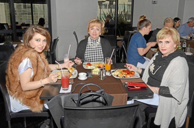 Ángela María Ramírez Estrada, María del Pilar Estrada e Inés Cecilia Estrada.