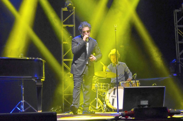 Andrés Calamaro durante una de sus presentaciones en el Teatro Los Fundadores de Manizales.