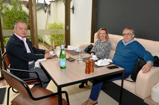 Carlos Orrego Alzate, docente de la Universidad Nacional de Colombia; Lucilia Domingues y José Teixeira, docentes de la Universi