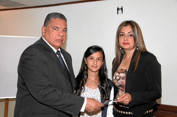 Jaime Suárez Franco, presidente de la Federación de Defensores Públicos de Colombia, entregó el fondo a Sandra Milena Gallego Va