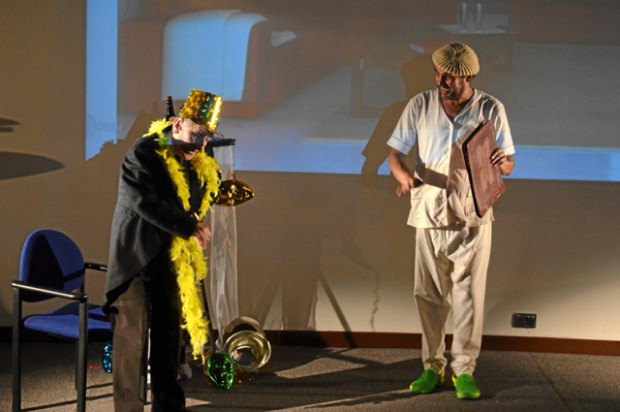 Los actores del Teatro Estudio La Farsa, durante la presentación de la obra.