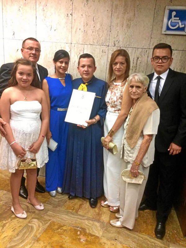 Cristhian Alexis González Rojas al lado de sus familiares.