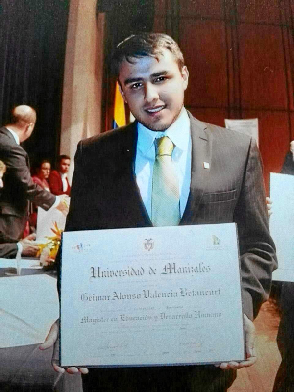 Geimar Alonso Valencia Betancur con su título de magíster.