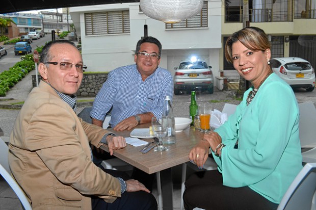 Leonardo Muñoz, gerente regional de RCN Radio; José Mauricio Giraldo, gerente RCN Manizales, y Beatriz Delgado, gerente de venta