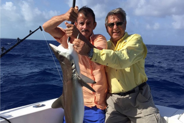Dario Salazar Velez, pescando en Bimini, Bahamas con Rafael Reyes, Vicepresidente de la Shaw-Ross International Importers, LLC.