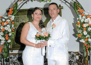 Jorge Eliécer Osorio Ramírez y María Lida Giraldo Ruiz, aparecen durante la ceremonia que celebró Lizet Yanet Ocampo Vallejo, ju