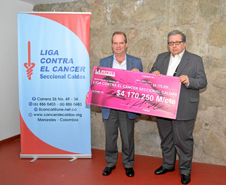 Nicolás Restrepo Escobar, director de LA PATRIA, entregó el cheque a Jorge Raad Aljure, presidente de la Liga Contra el Cáncer s