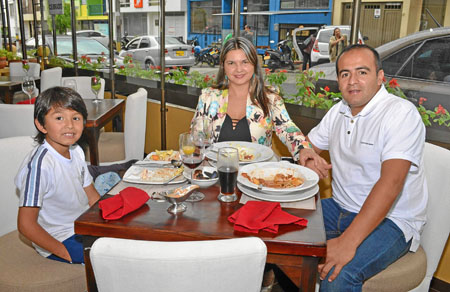 Simón Moreno y Lina Serna ofrecieron un almuerzo en el restaurante Spago para celebrar el cumpleaños de Andrés Moreno.