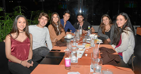 Mariana Salazar, Matías Vélez, Mariana Aristizábal, Tomás Molina, Esteban Grisales, Isabela Serna y Sara Ramírez.