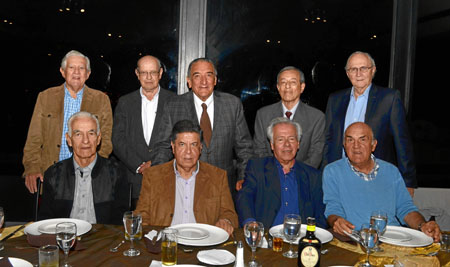 Jesús Alzate Ospina, Gustavo Rivillas Osorio, César Toro y José Fernando Salazar Echeverri. De pie: Arturo Giraldo Jaramillo, Ge
