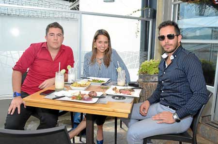 Juan Felipe Hoyos, María Susana Vásquez y Fabio Hoyos, en Buffalo Serrano.